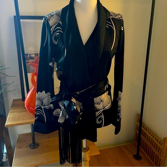 Dana Buchman Jackets & Blazers - Dana Buchman Silk Black & White Floral smoking jacket with fringe belt- Size 2